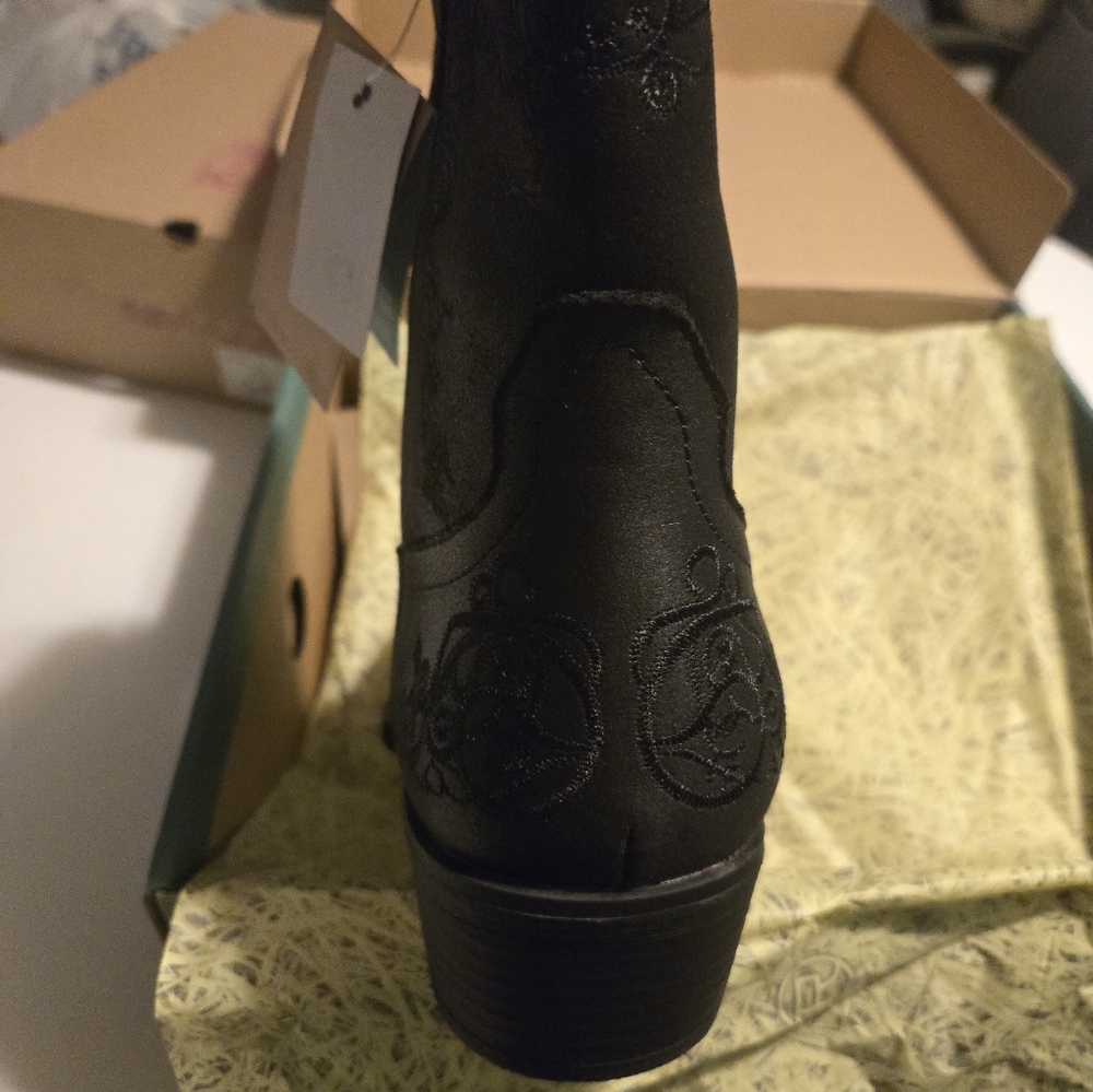 Boots - Picture 4 of 5
